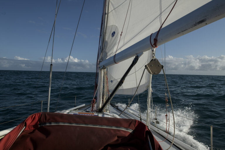Veleiro Touché de 44 pés: base para o maior esforço de coletas de larvas de coral-sol jamais empreendido na costa brasileira.
©Luciano Candisani